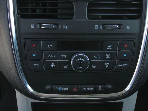 Used 2015 Chrysler Town & Country Touring w/ Trailer Tow Group image 23