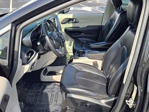 Used 2023 Chrysler Pacifica Touring-L FWD image 24