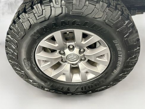 Used 2019 Toyota Tacoma SR5 AWD/4WD image 11