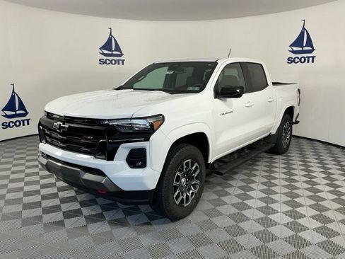 Used 2023 Chevrolet Colorado Z71 w/ Z71 Convenience Package 2 AWD/4WD image 3