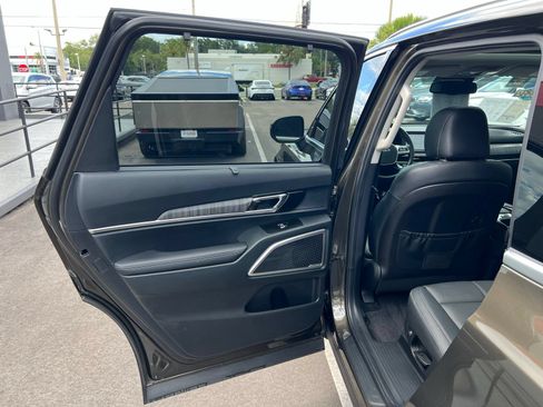 Used 2025 Kia Telluride EX w/ EX Captain's Chair Package FWD image 47