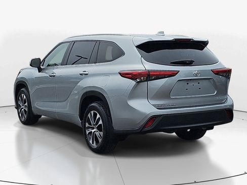 Used 2023 Toyota Highlander XLE image 5