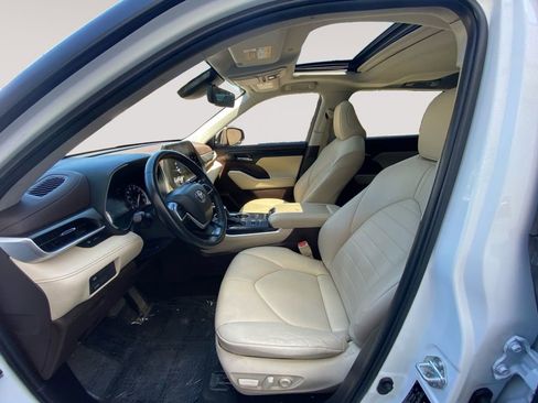Used 2022 Toyota Highlander XLE AWD/4WD image 9