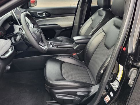 Used 2025 Jeep Compass Latitude image 17