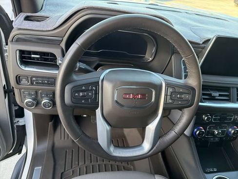 Used 2023 GMC Yukon SLT AWD/4WD image 16
