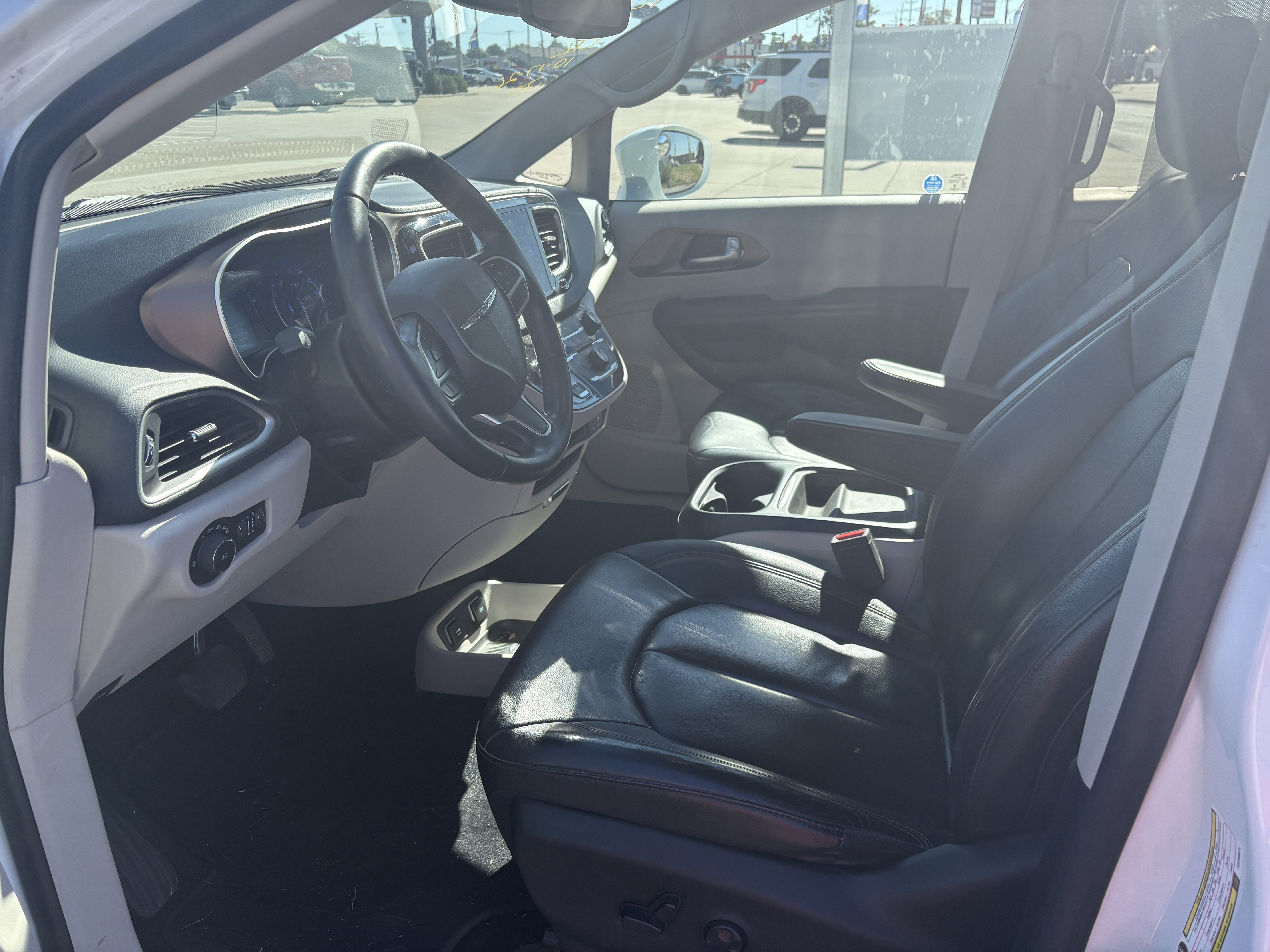 Used 2017 Chrysler Pacifica Touring-L FWD image 5
