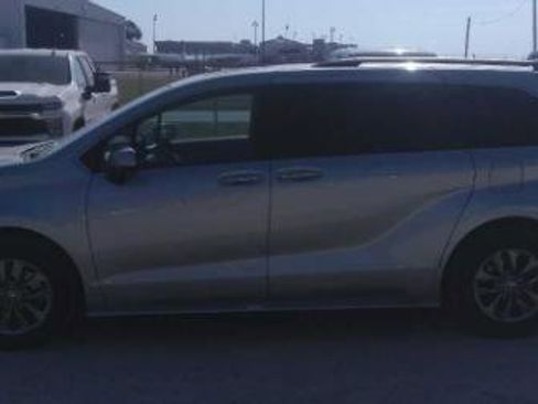 Used 2024 Toyota Sienna XLE FWD image 3