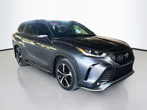 Used 2022 Toyota Highlander XSE FWD image 2