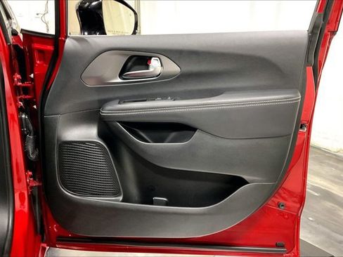Used 2025 Chrysler Pacifica Select FWD image 24