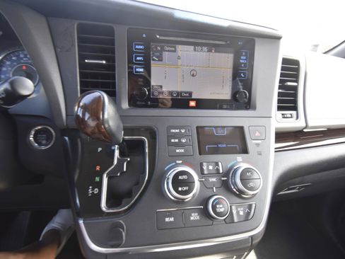 Used 2014 Toyota Sienna Limited w/ Limited Premium Package image 10