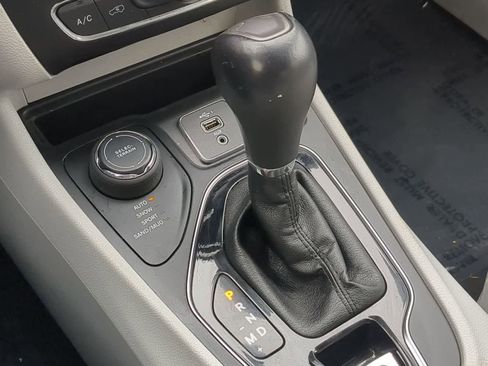 Certified 2019 Jeep Cherokee Limited AWD/4WD image 30
