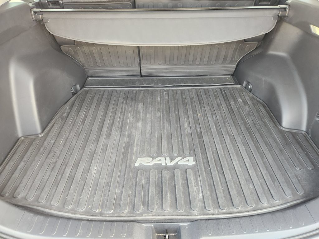 Used 2022 Toyota RAV4 XLE w/ Convenience Package FWD image 26