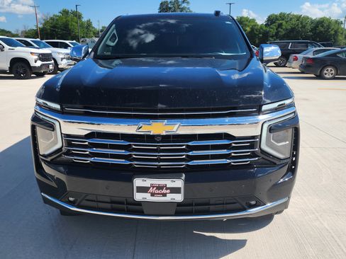 Used 2025 Chevrolet Suburban Premier AWD/4WD image 2