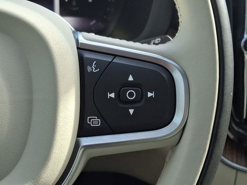 Used 2022 Volvo XC60 B5 Momentum w/ Climate Package image 24