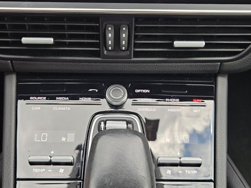 Certified 2022 Porsche Cayenne AWD/4WD image 19