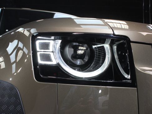 Used 2024 Land Rover Defender 90 S image 9