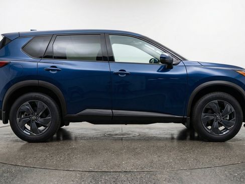 Used 2025 Nissan Rogue SV image 11