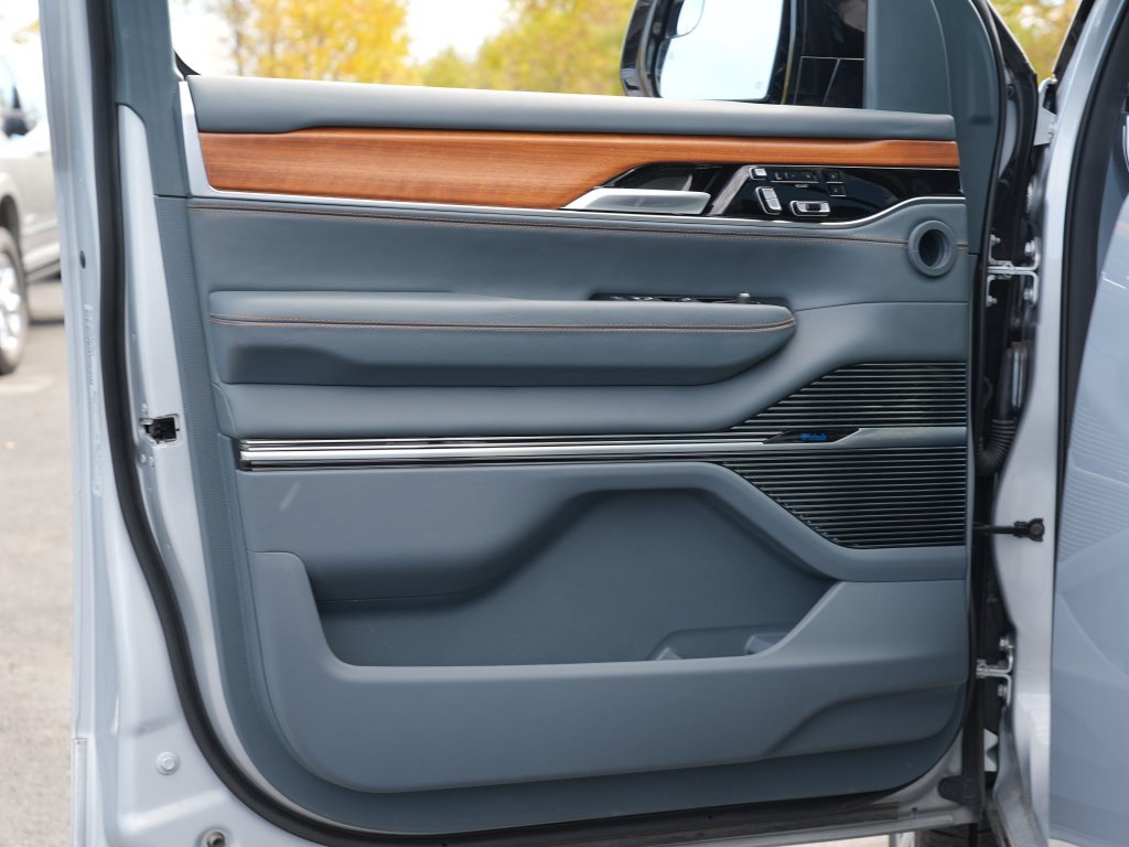 Used 2023 Jeep Grand Wagoneer Series III AWD/4WD image 14