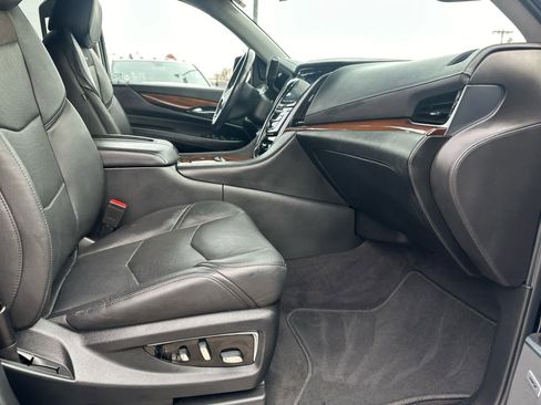 Used 2020 Cadillac Escalade ESV Premium Luxury image 24