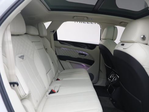 Certified 2022 Bentley Bentayga AWD/4WD image 30