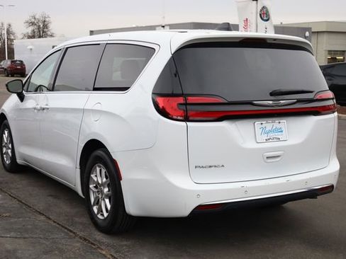Used 2024 Chrysler Pacifica Touring-L image 5