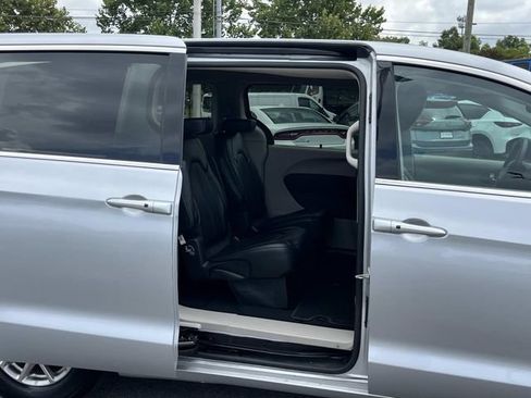 Used 2024 Chrysler Pacifica Touring-L FWD image 22