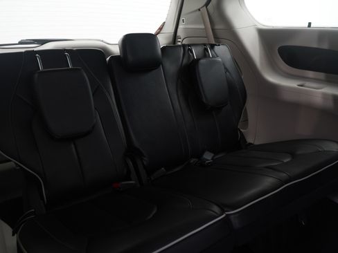 Used 2024 Chrysler Pacifica Limited image 13