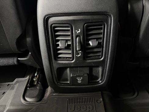 Used 2018 Jeep Grand Cherokee Altitude AWD/4WD image 31