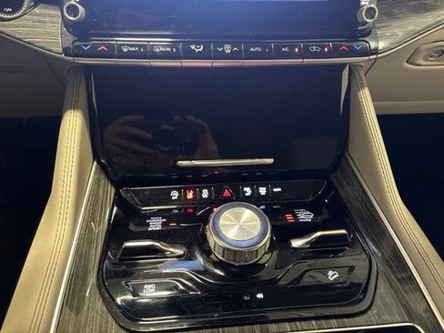 Used 2022 Jeep Wagoneer Series III w/ Premium Group I AWD/4WD image 22