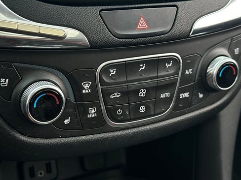 Used 2018 Chevrolet Equinox Premier FWD image 22