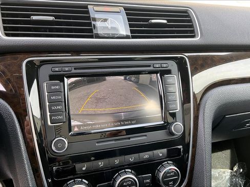 Used 2015 Volkswagen Passat TDI SEL Premium image 21