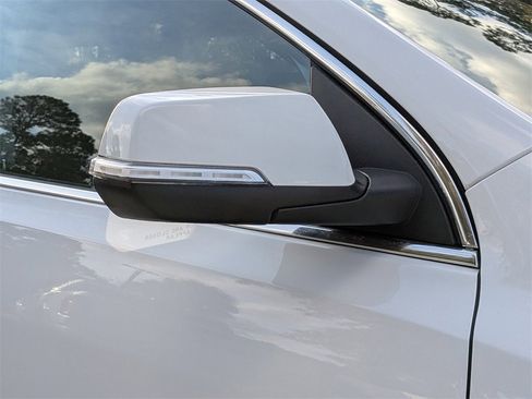 Used 2023 GMC Acadia SLT image 10