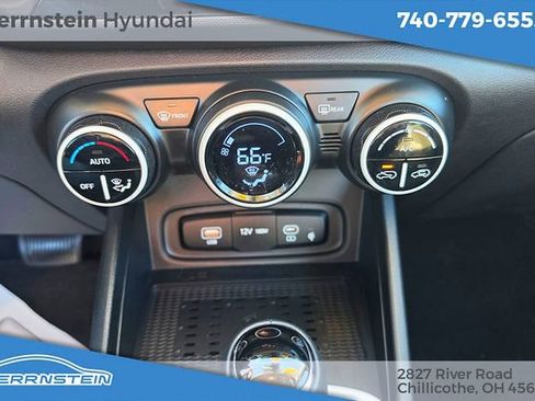 Used 2023 Hyundai Venue Limited image 18