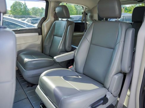 Used 2013 Volkswagen Routan SE FWD image 11