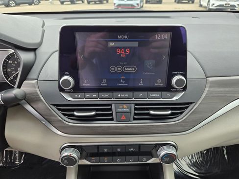 Used 2025 Nissan Altima 2.5 SV FWD image 12
