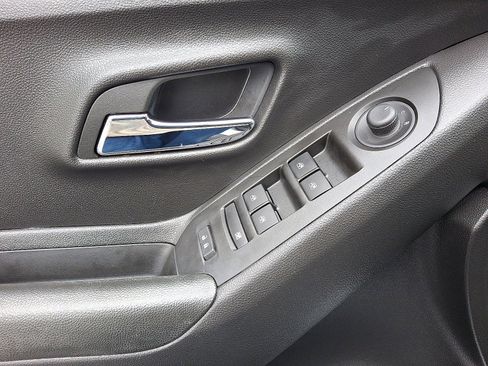 Used 2022 Chevrolet Trax LT w/ LT Convenience Package image 12