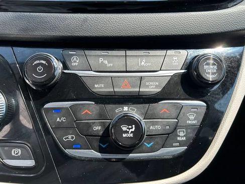 Used 2024 Chrysler Pacifica Touring-L FWD image 31