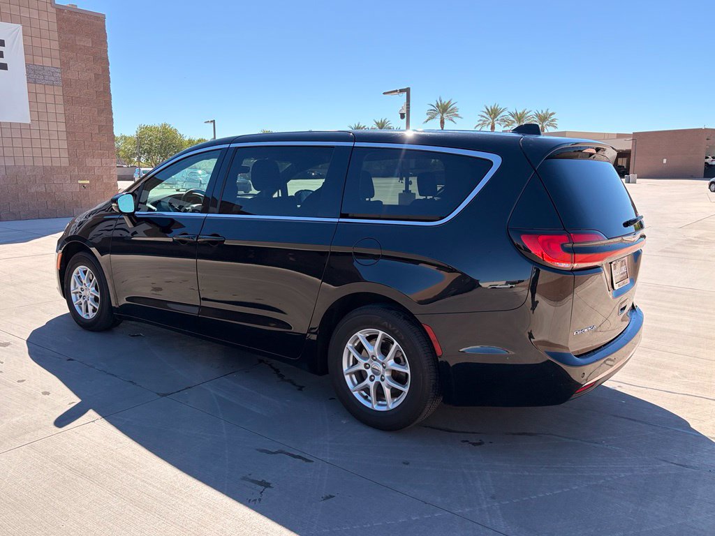 Certified 2025 Chrysler Pacifica Select FWD image 9