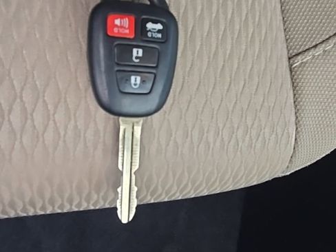 Used 2014 Toyota Corolla LE image 32