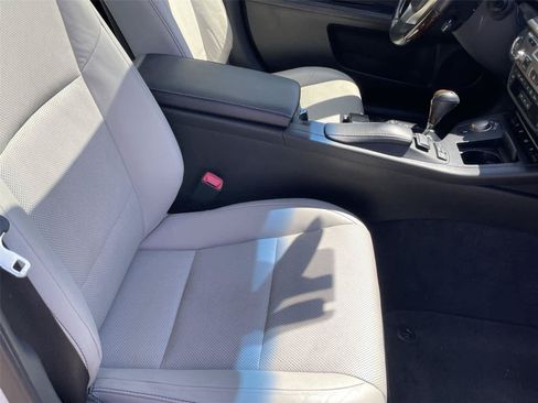Used 2013 Lexus ES 350 w/ Luxury Pkg FWD image 19