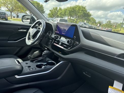 New 2025 Toyota Highlander XLE image 34