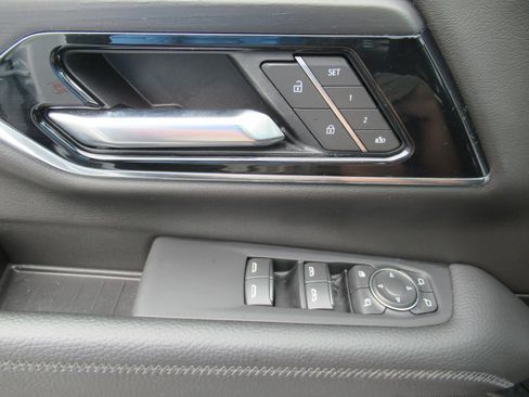 Used 2025 GMC Yukon XL Denali AWD/4WD image 20