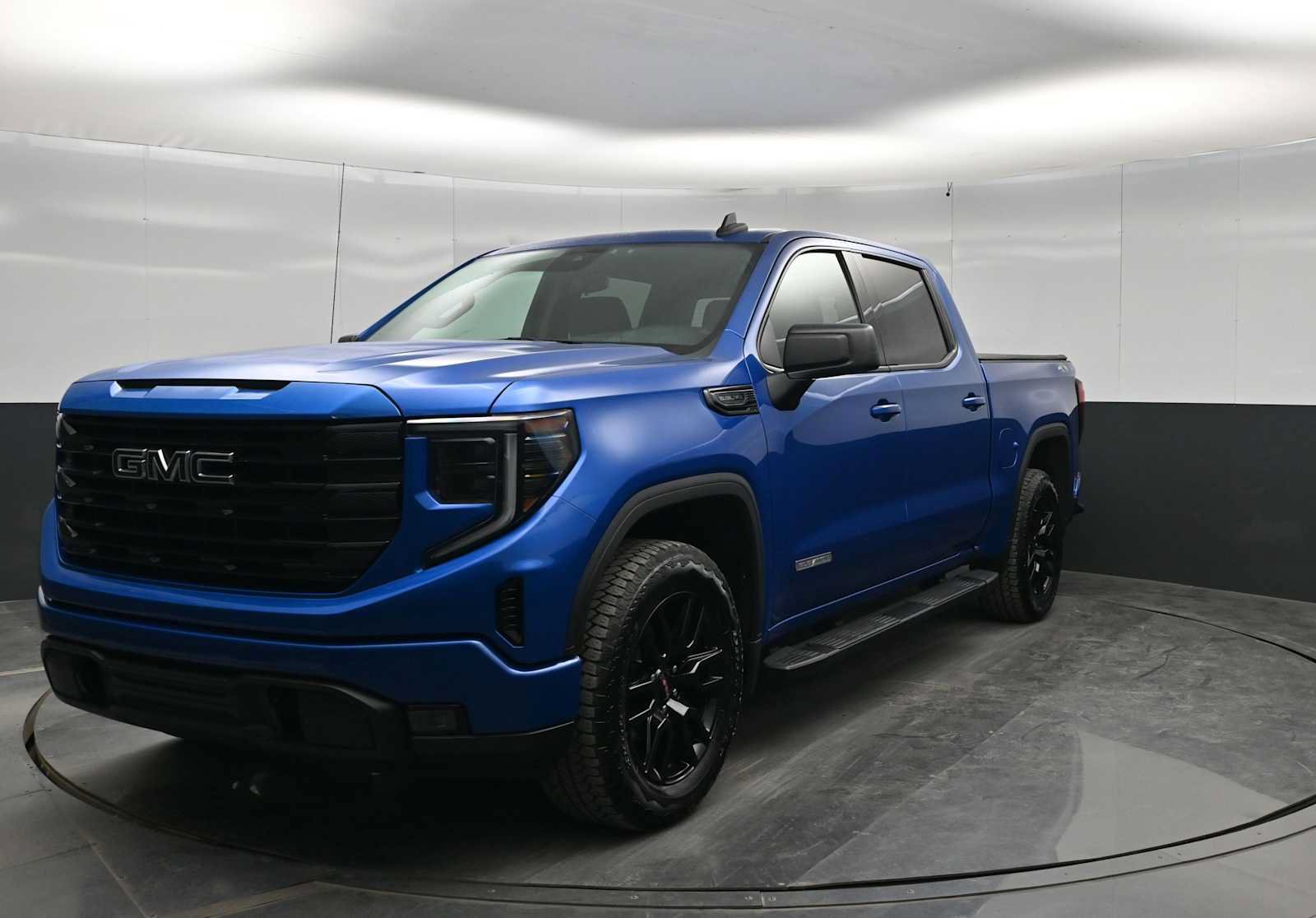 Used 2024 GMC Sierra 1500 Elevation w/ Preferred Package AWD/4WD image 4