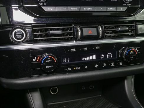 Used 2024 Nissan Pathfinder SV image 23