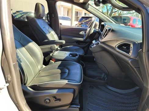 Used 2020 Chrysler Pacifica Limited w/ Advanced Safetytec Group image 26