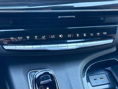 Used 2022 Cadillac Escalade Premium Luxury image 37