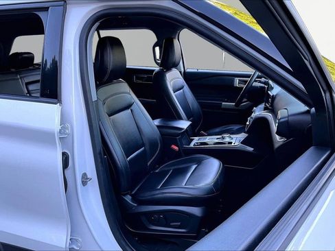 Used 2024 Ford Explorer XLT w/ Equipment Group 202A RWD image 20