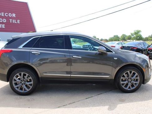 Used 2019 Cadillac XT5 FWD image 2