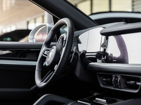 Certified 2025 Porsche Cayenne Coupe image 42