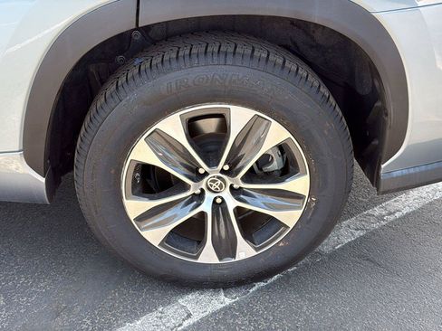 Used 2022 Toyota Highlander XLE FWD image 23